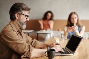 Die Bedeutung von Traffic im Online Marketing: Strategien zur Steigerung von organischen und bezahlten Besuchern